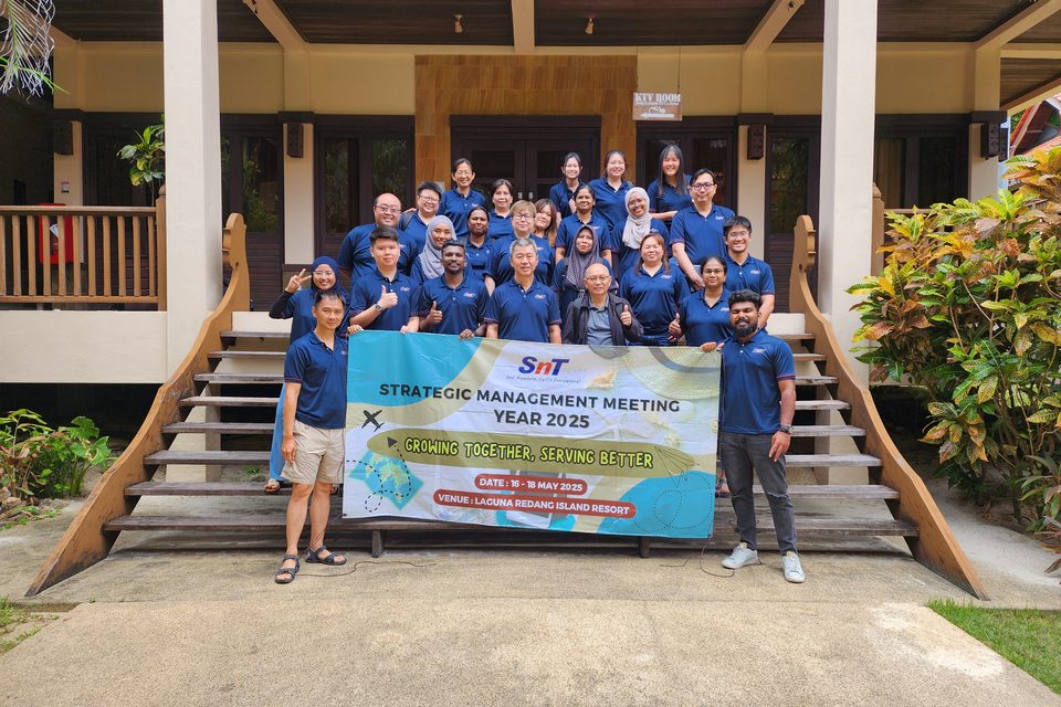 The company on the steps at the 2025 strategic management meeting, holding a banner reading Growing together, serving better.